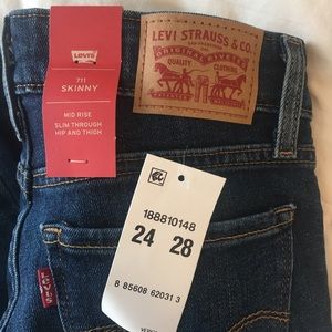 Levi’s 711 Mid Rise Skinny